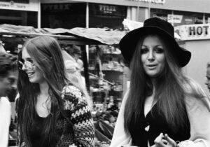 Gian Butturini, ragazze a Londra 1969, foto esposta allo Studio Cenacchi