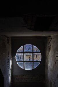 Foto di architettura vista attraverso una finestra