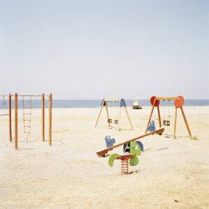 Foto con parco giochi in spiaggia