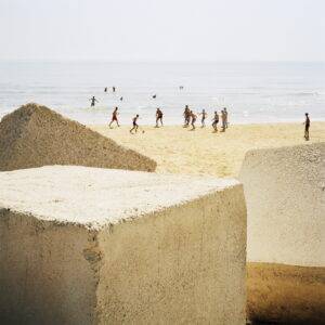 Foto di blocchi in cemento e persone al mare