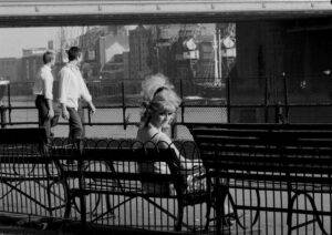 Foto di ragazza seduta su una panchina a Londra